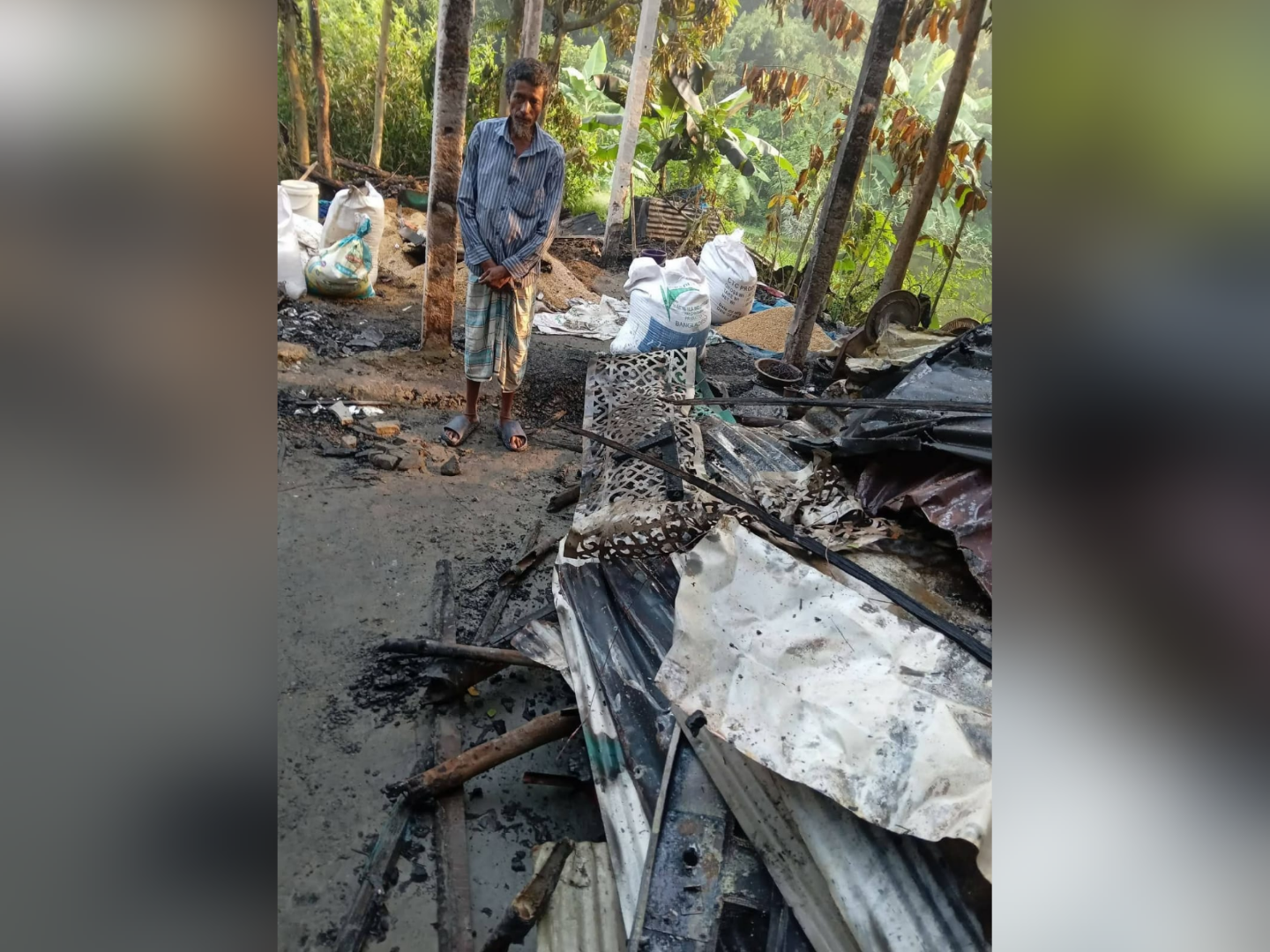 বাগাদীতে অগ্নিকাণ্ডে নিঃস্ব অটোরিকশাচালক খালেক, খোলা আকাশের নিচে পরিবার