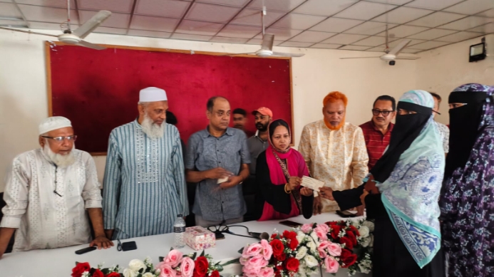 মতলব উত্তরে প্রাকৃতিক দুর্যোগে ক্ষতিগ্রস্ত ও অসহায় পরিবারের মাঝে চেক বিতরণ