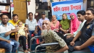 অসুস্থ শ্রমিককে হুইল চেয়ার উপহার দিলো ইয়ুথ ফোরাম ও চর্যাপদ একাডেমি