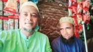 সুন্দর আলীর চোখের দৃষ্টি নিভে গেলেও ছেলেকে মুহাদ্দিস বানানোর স্বপ্ন নিয়ে দ্বারে দ্বারে ঘুরছেন