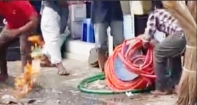 এবার ড্রেনের লোহার ঢাকনার ভেতর থেকে আগুন---