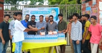 এইচএসসি পরীক্ষার্থীদের মাঝে ছেংগারচর পৌর ছাত্রদলের পানির বোতল ও স্যালাইন বিতরণ