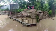দামোদরদীতে ব্রিজ নির্মাণে ধীরগতি।। বৃষ্টির কারণে বিশাল ফাটল