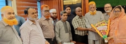 চিতোষী ডিগ্রি কলেজ গভর্নিং বডির সভাপতিকে ফুল দিয়ে বরণ