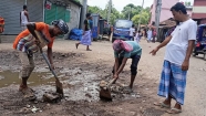ডাস্টবিন না থাকার পরও পরিচ্ছন্নতা কর্মীদের তৎপরতায় আর্বজনা অপসারণ