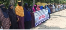ফরিদগঞ্জে সড়ক রক্ষার দাবিতে মানববন্ধন