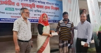 অগ্নিকাণ্ডে ক্ষতিগ্রস্ত ও অসহায়দের মাঝে ঢেউটিন বিতরণ