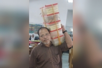 কুমিল্লায় বারো মাস পিঠা বিক্রি করে সংসার চলে পুরাণবাজারের মিন্টু ঘোষের
