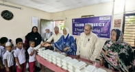 শিশু শিক্ষার্থীদের মাঝে চাঁদপুর সেন্ট্রাল হুইল ক্লাবের  খাবার বিতরণ