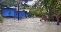 নোয়াখালীতে বাঁধ ভেঙে উপকূলের মানুষের জনজীবন বিপর্যস্ত