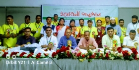 'মুখে কালো কাপড় নয়, মাথায় লাল কাপড় বেঁধে অধিকার আদায়ে মাঠে নামতে হবে'