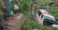 নোয়াখালীতে লাশবাহী অ্যাম্বুলেন্স পড়ে গেল খালে