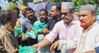 হাজীগঞ্জে ধানের শীষের মনোনয়ন প্রত্যাশী মিজানুর রহমান লিটনের খাবার বিতরণ