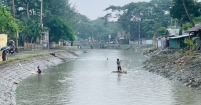 মরা খাল পুনরুদ্ধারের পর ভেলা নিয়ে ঘুরছে কিশোর