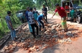 রায়পুর-খাসেরহাট ৭ কি.মি. সড়ক বেহাল : নিজ অর্থায়নে সংস্কার করলেন যুবদল নেতারা