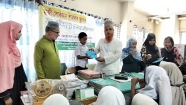 হাজী লোকমান পাবলিক স্কুলের ছাত্র-ছাত্রীদের মাঝে রেজাল্ট কার্ড বিতরণ