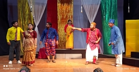 জেলা শিল্পকলা একাডেমিতে দর্শক মাতালো দমফাটানো হাসির নাটক ‘গিট্ঠু’