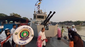 সশস্ত্র বাহিনী দিবসে যুদ্ধ জাহাজ দেখতে চাঁদপুরে দর্শনার্থীদের ভীড়