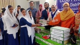 আক্কাছ আলী রেলওয়ে একাডেমীতে চাঁদপুর সেন্ট্রাল ইনার হুইল ক্লাবের বই বিতরণ