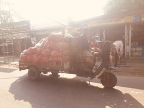 ভুল নাকি প্রতারণা? ৬ কেজির কথা বলে ৫ কেজি আলু বিক্রি করছেন ভ্রাম্যমাণ বিক্রেতা