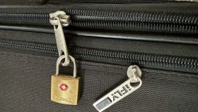 লাগেজ কাটা লোকের রুচি আছে!