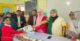 শিশুর হাতে রঙিন নতুন বই, নতুন স্বপ্ন বুনন