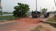 মেঘনা-ধনাগোদা সেচ প্রকল্প বেড়িবাঁধে ড্রেজার পাইপ দিয়ে সড়কে প্রতিবন্ধকতা : ঘটছে অহরহ দুর্ঘটনা