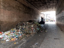 রমজানে দুর্গন্ধে নাকাল পথচারী : ডাস্টবিন থাকলেও সড়কেই ফেলা হচ্ছে ময়লা আর্বজনা