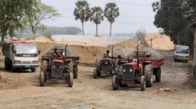 নিষিদ্ধ ট্রাক্টরের বেপরোয়া চলাচল