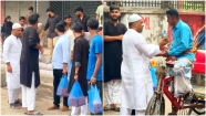 শ্রমজীবী মানুষের মাঝে মোশাররফ ফাউন্ডেশনের খাবার বিতরণ