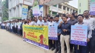পেশার মর্যাদা রক্ষা এবং নিরাপদ কর্মপরিবেশের দাবিতে চাঁদপুরে ফারিয়ার মানববন্ধন