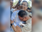 দু নেতার হাস্যোজ্জ্বল আলাপচারিতায় মুগ্ধ নেতাকর্মীরা