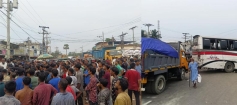 শাহরাস্তিতে শ্রমিকদের সড়ক অবরোধ।। যাত্রীদের চরম ভোগান্তি