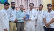 এমপি মমিনুল হককে  ‘স্মৃতি সমাহার’ গ্রন্থ উপহার প্রদান