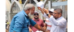 প্রচণ্ড দাবদাহে শ্রমজীবী মানুষের পাশে মেয়র প্রার্থী আক্তার হোসেন মাঝি