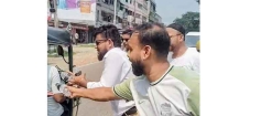 তীব্র দাবদাহে পথচারীদের স্বস্তি দিতে অ্যাড. আকাশের  পানি বিতরণ