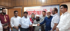 দেয়াল ধসে নিহত স্কুল শিক্ষার্থীর পরিবারকে আর্থিক সহায়তা প্রদান