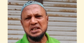 খেলা না দেখেও ফুটবলের আনন্দ খুঁজে পান কৃষক রজ্জব আলী