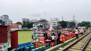 অঙ্গীকার' লেকের গাইড ওয়াল ঘেঁষে রেল লাইনের পাশ হকারদের দখলে! উদ্বেগজনক পরিস্থিতি