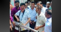 ফগার মেশিন কাঁধে নিয়ে মশকনিধন ও পরিষ্কার-পরিচ্ছন্নতার উদ্বোধন করেন এমপি