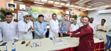 শেখ ফরিদ আহম্মেদ মানিক এমপিকে  সাংবাদিক হৃদয়ের লেখা বই উপহার
