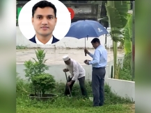 মানবিকতার অনন্য দৃষ্টান্ত : বৃষ্টিতে ভিজে যাওয়া কর্মচারীর মাথায় ছাতা ধরলেন ইউএনও