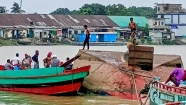 মেঘনায় ঘূর্ণিস্রোতের কবলে ধান চাল বোঝাই ট্রলার ডুবি : প্রায় দেড় কোটি টাকার ক্ষয়ক্ষতি