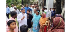 অগ্নিকাণ্ডে ক্ষতিগ্রস্ত পরিবারকে  সহায়তা প্রদানকালে বিএনপি নেতা মোশাররফ হোসাইন