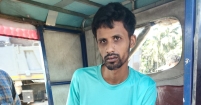 জানালার কাচ ভেঙে ছিটকে পড়ে বেঁচে গেলেন!