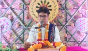 প্রথম দিনে হরিকথা পরিবেশন করেন শ্রীধাম কাটোয়ার প্রিয় গোপাল গোস্বামী মহারাজ