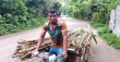 নিজের ক্ষেতের আখ রাস্তায় রাস্তায় বিক্রি করে লাভবান মনির মোল্লা