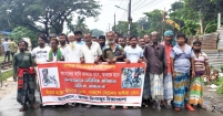 অতিরিক্ত জরিমানা বন্ধের দাবিতে রিকশাচালকদের মানববন্ধন ও স্মারকলিপি প্রদান