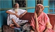 সম্পত্তি লিখে না দেওয়ায় বৃদ্ধ মা-বাবাকে ঘরছাড়া করলো ছেলেরা