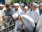 কর্মীর মরদেহ ছুঁয়ে দোয়া করলেন এমপি.....